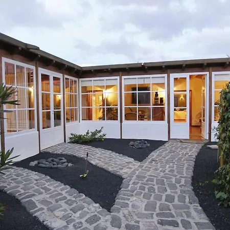 Villa Sleeps 2 Pool Wifi T691459 *
