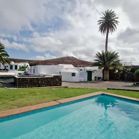 Villa Sleeps 2 Pool Wifi T691459